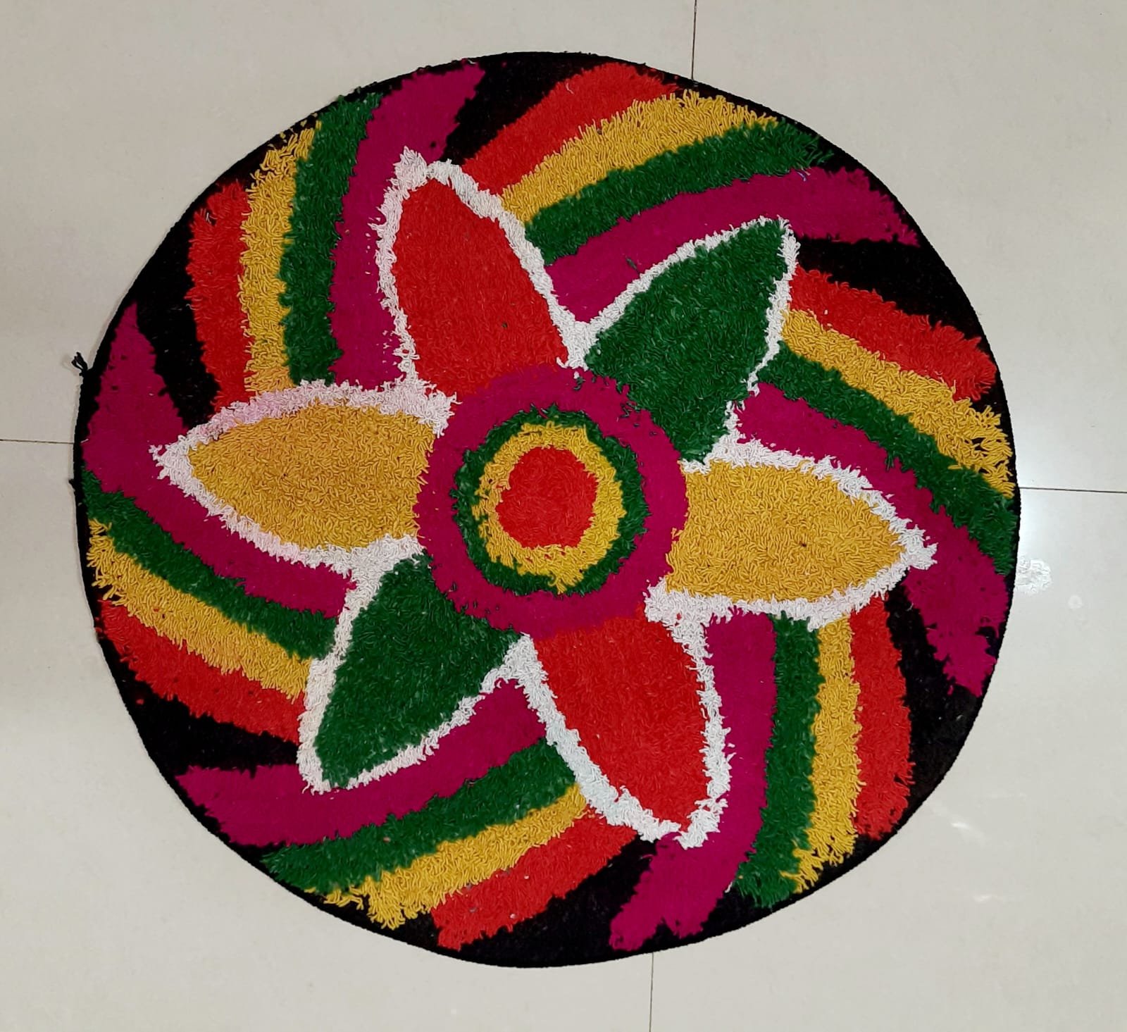 Tufted Floral Pattern Round Rug