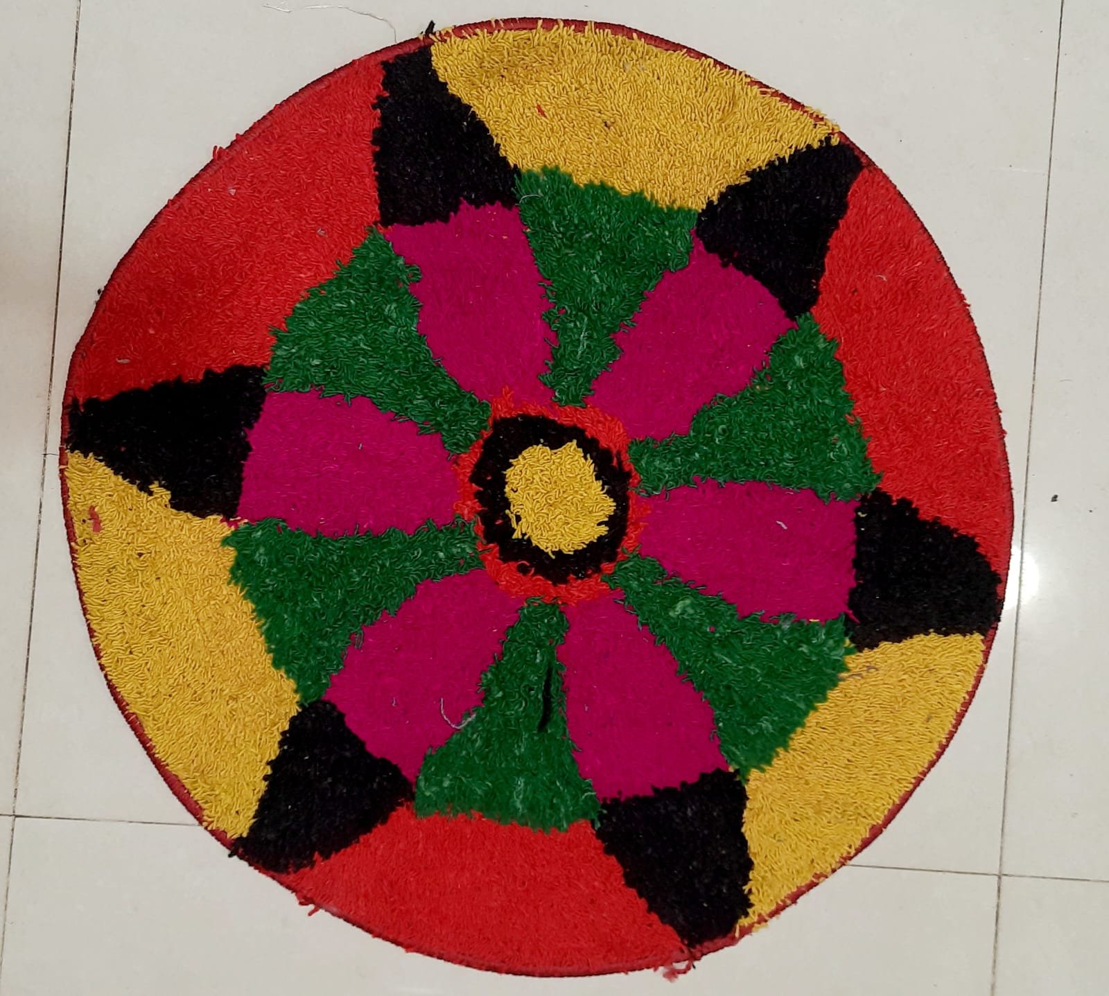 Tufted Geometric Pattern Round Rug